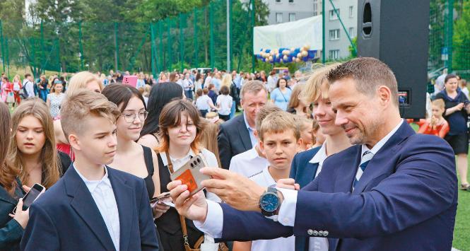 Ludzie Trzaskowskiego potwierdzają, że otrzymali od prezydenta polecenie zbudowania nowej strategii komunikacyjnej, szczególnie adresowanej do młodego odbiorcy.