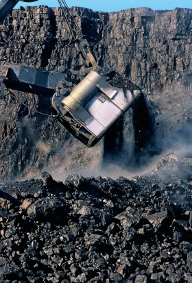 Świat produkuje coraz więcej węgla i będzie on coraz tańszy.