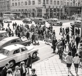 Skrzyżowanie Alei Jerozolimskich z ulicą Kruczą było w tamtych latach wizytówką wielkomiejskiej Warszawy. Zawsze panował tam duży ruch samochodowy. 1967 rok.