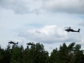Wisząc przez kwadrans nad lasem, cztery śmigłowce bojowe Apacz przeczesywały teren i namierzały przeciwnika. Maszyna z widoczną nad wirnikiem kulistą anteną posiada radar i przekazuje dane pozostałym.