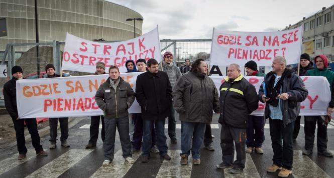 Protest przed wrocławskim Stadionem Miejskim. Pracownicy kilku firm zatrudnionych na budowie domagają się wypłaty pieniędzy za wykonaną pracę.