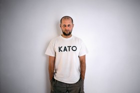 Dominik Tokarski. Razem z przyjaciółmi zasadził bluszcz, który pnie się po katowickich ekranach dźwiękoszczelnych.