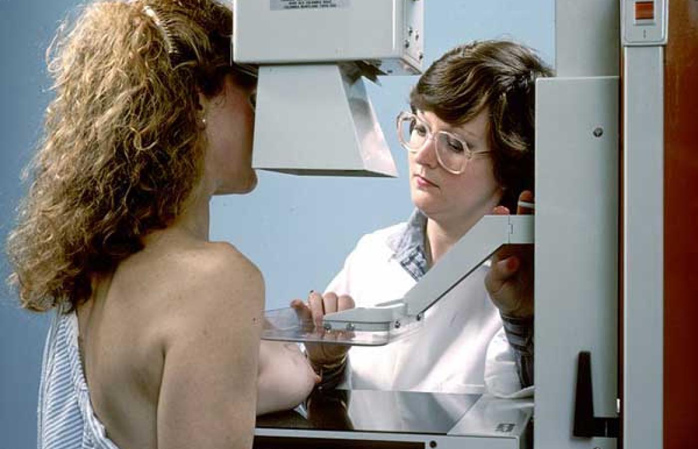 Po zmianie kodeksu pracy kobiety będą musiały wykonywać mammografię obowiązkowo w ramach badań okresowych. Fot. Wikipedia
