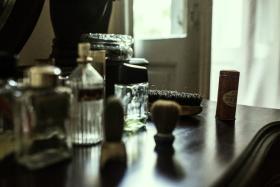 Owalny, podłużny flakon przypominał kształtem drewniany kołek. Sięgnął po niego i zdjął nakrętkę. Wylał trochę jasnego płynu na dłoń. W przedziale rozszedł się zapach jego ulubionej wody kolońskiej o intensywnym drzewnym zapachu.