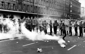 Blokada gmachu KC PZPR w czasie politycznej demonstracji studenckiej, kwiecień 1989 r.