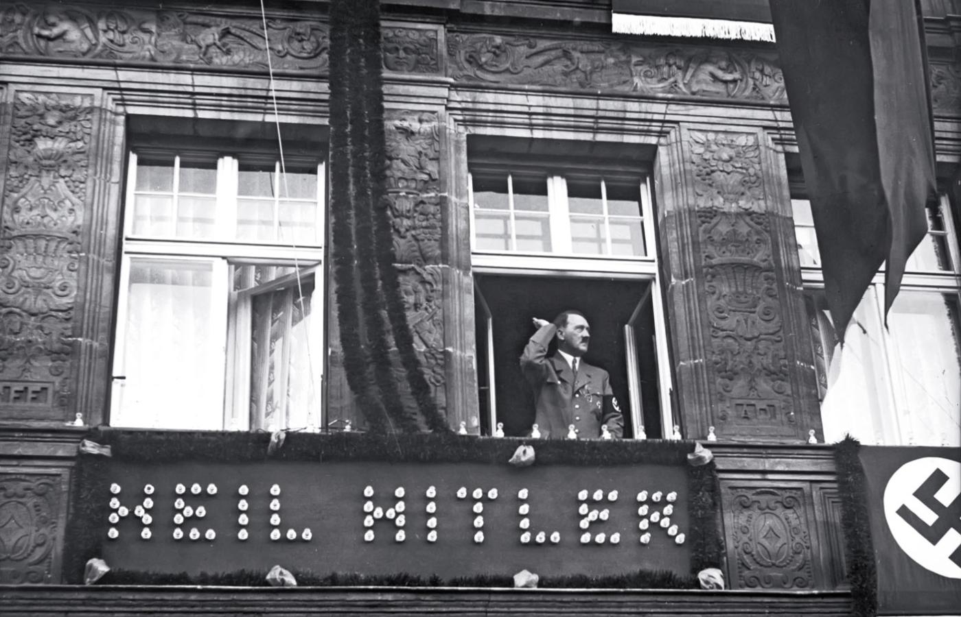 Hitler w oknie hotelu Deutscher Hof w Norymberdze podczas święta NSDAP, 1934 r.