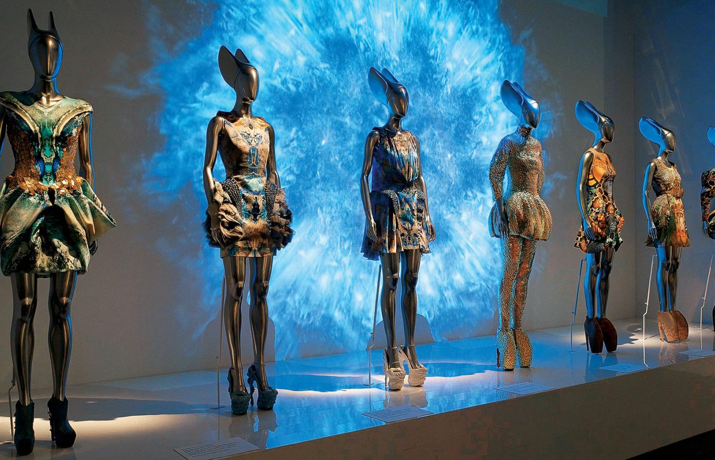 Kolekcja wiosna/lato 2010 r. Aleksandra McQueena w nowojorskim Metropolitan Museum.