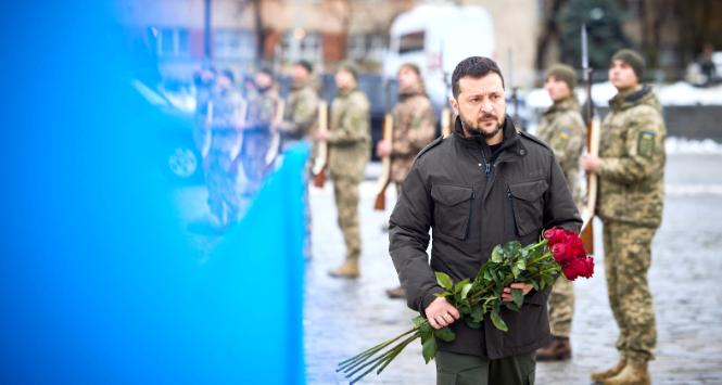Prezydent Ukrainy Wołodymyr Zełenski oddaje cześć poległym żołnierzom, 15 grudnia 2023 r.