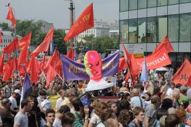 Proces dziewcząt z Pussy Riot został nagłośniony przez media i wywołał oburzenie nie tylko w Rosji. Obrońcy grupy twierdzą, że obrazę religii wykorzystano tu jako pretekst do stłumienia krytyki rządu. Na zdj. manifestacja przeciw reżimowi władzy, Moskwa.