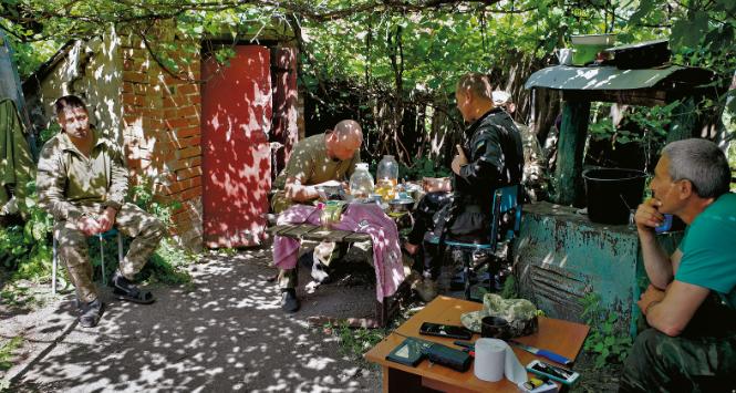 Zamaskowana Marianna. Kafeteria w rzeczywistości nazywa się inaczej. Autor nie pisze, gdzie dokładnie się znajduje, mając na uwadze bezpieczeństwo jej bywalców.