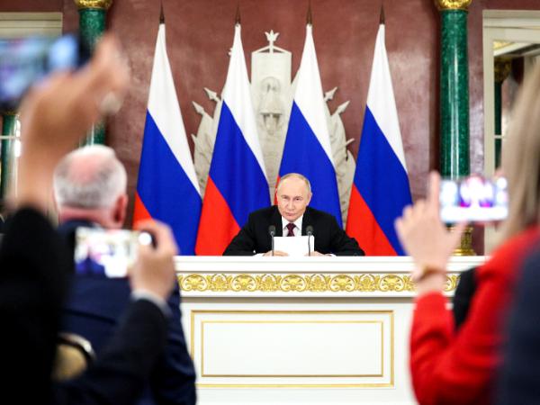 Władimir Putin wypowiada się dla prasy, 11 maja 2025 r.
