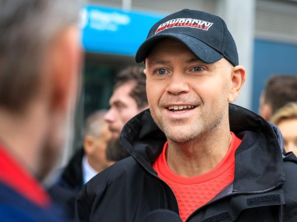 Karol Nawrocki w czapce z napisem Nowrocky