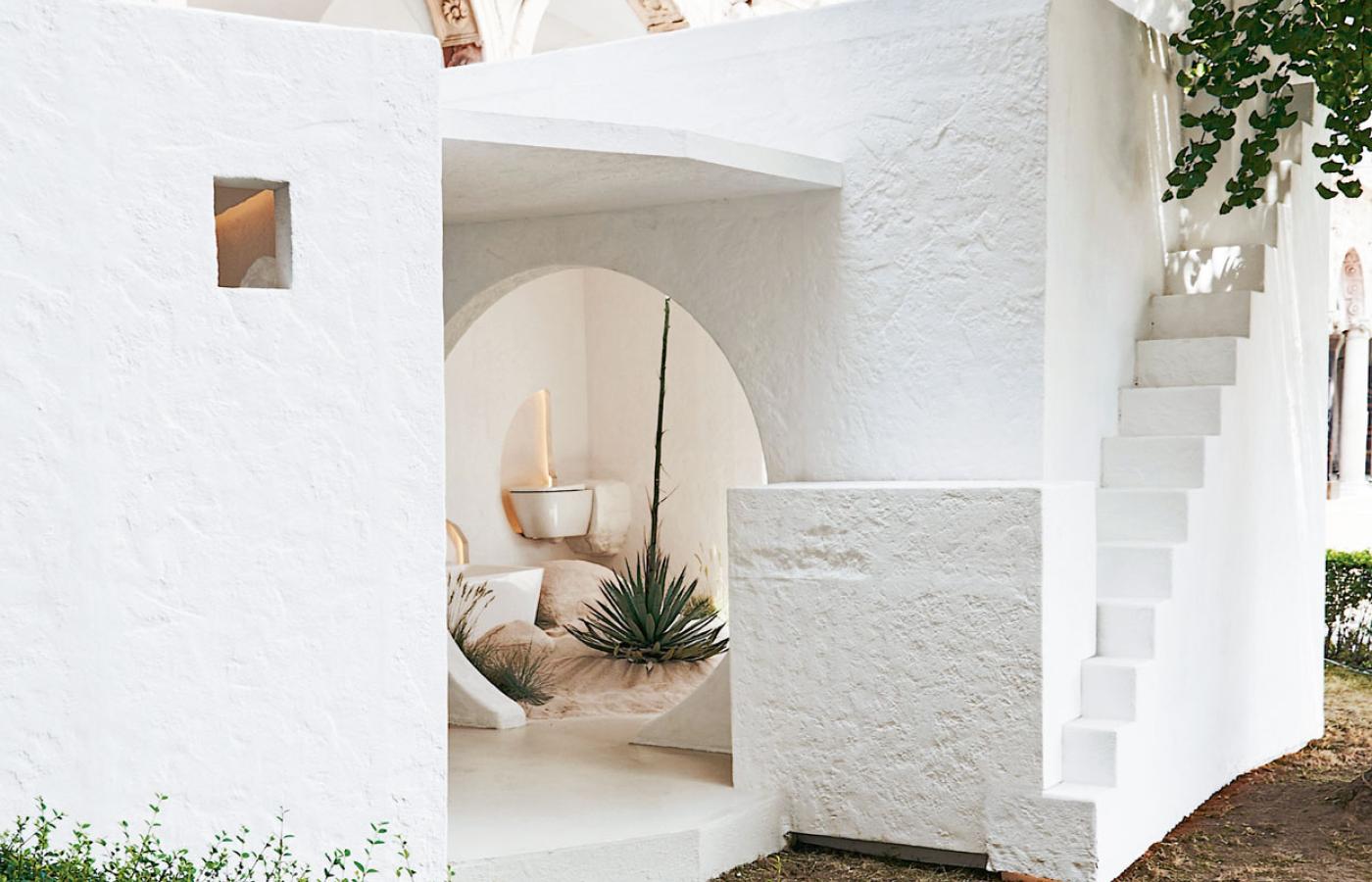 Bielona wapnem chata – ukłon dla tradycyjnej zabudowy Balearów.