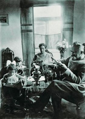 Z siostrą i rodzicami w Sulejówku