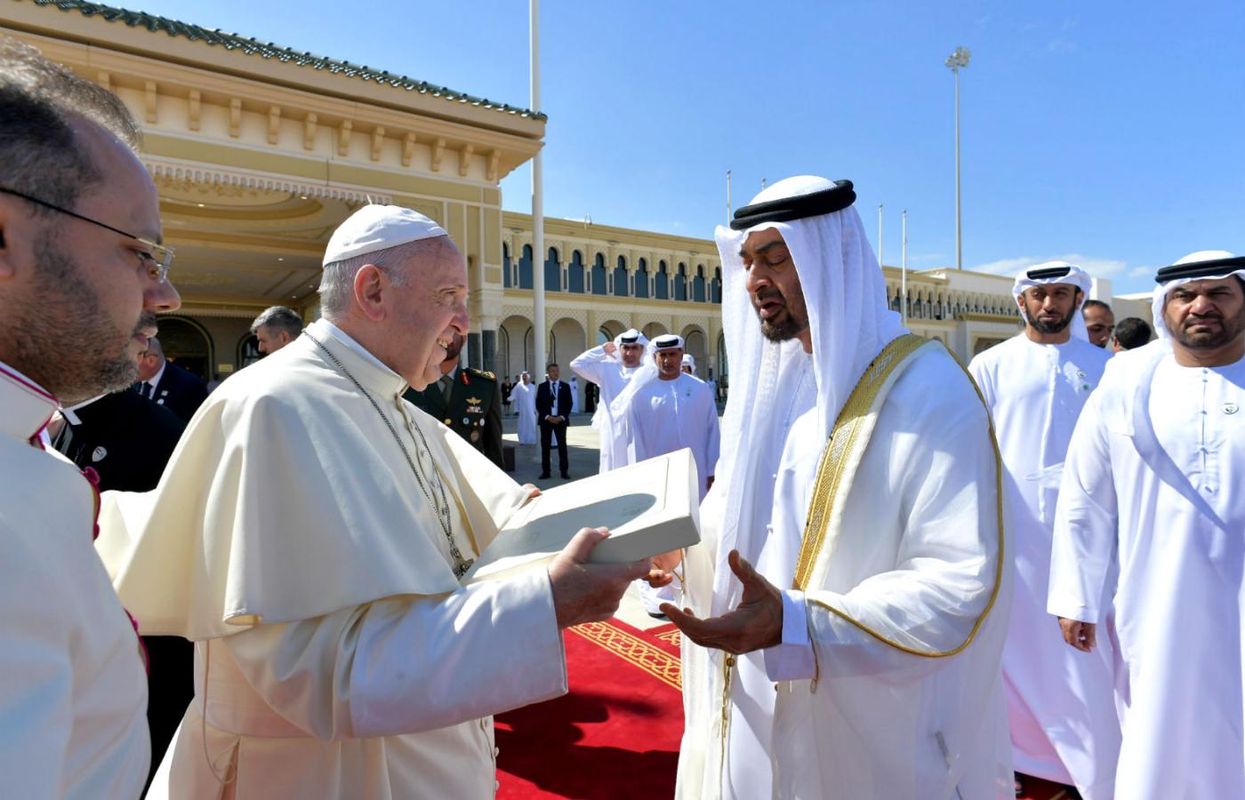Papież w Zjednoczonych Emiratach Arabskich. Na zdjęciu z księciem Mohammedem bin Zayed Al-Nahyanem.