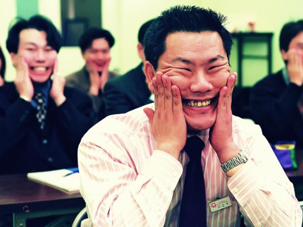 Inną funkcję pełni uśmiech amerykański, a inną francuski czy japoński.