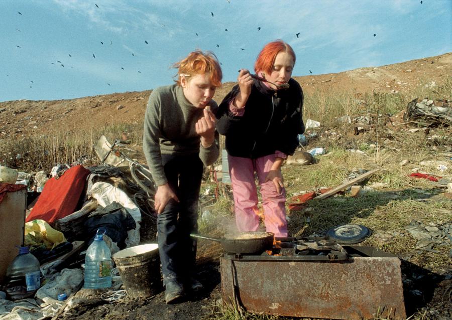 Bohaterką dokumentu jest 11-letnia Jula (po prawej) dorastająca na wysypisku śmieci.