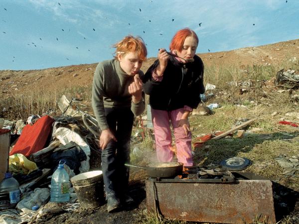 Bohaterką dokumentu jest 11-letnia Jula (po prawej) dorastająca na wysypisku śmieci.