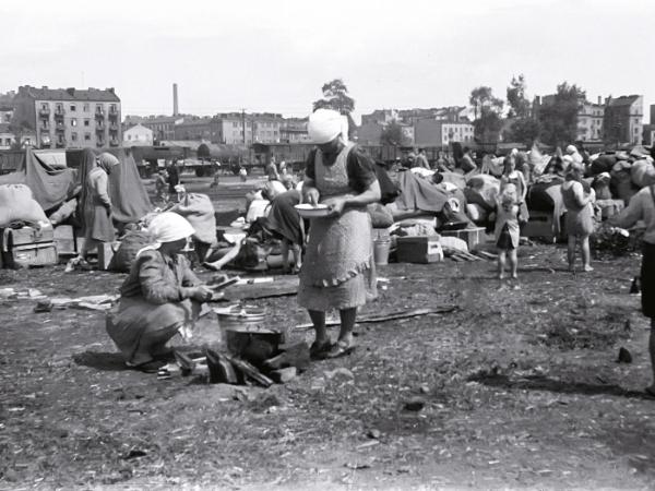 Polacy, którzy przyjechali z ZSRR, czekają na transport na Ziemie Zachodnie, kwiecień 1946 r.