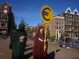 W całej Unii trwa wywołana przez kryzys burza mózgów. A także burza nastrojów. Na fot. Oburzeni na ulicach Amsterdamu.