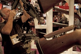 Strzelby z latarkami, czy celownikami holograficznymi nikogo już nie zaskakują. No, niektórych może jedynie ceną.