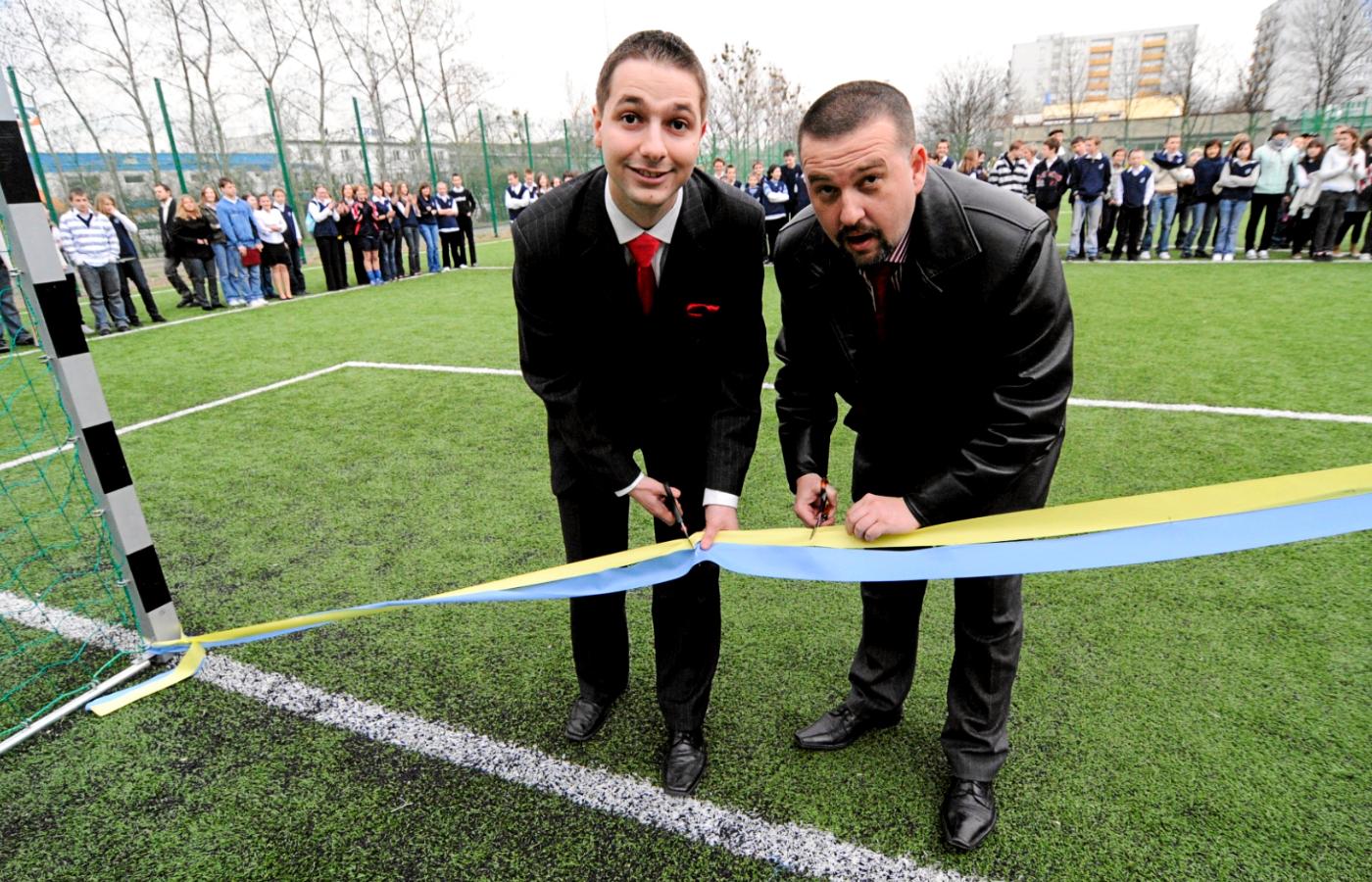 Patryk Jaki i Arkadiusz Karbowiak otwierają boisko w Opolu w 2008 r.