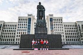 Mińsk, manifestanci pod pomnikiem Lenina. Na transparentach: „My jesteśmy miłością”, „Milicja z narodem”.