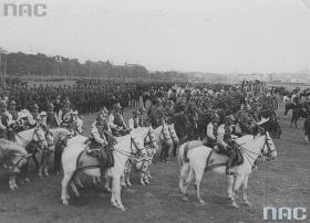 Świętowanie zwycięstw. Święto Kawalerii w 250-lecie wiktorii wiedeńskiej. W paradzie na krakowskich Błoniach uczestniczyły wszystkie polskie pułki konne, październik 1933 r.