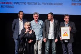 Prof. Ewa Kuryłowicz wraz z zespołem Kuryłowicz & Associates oraz Towarzystwem Projektowym odbierają nagrodę za projekt Narodowego Forum Muzyki we Wrocławiu.