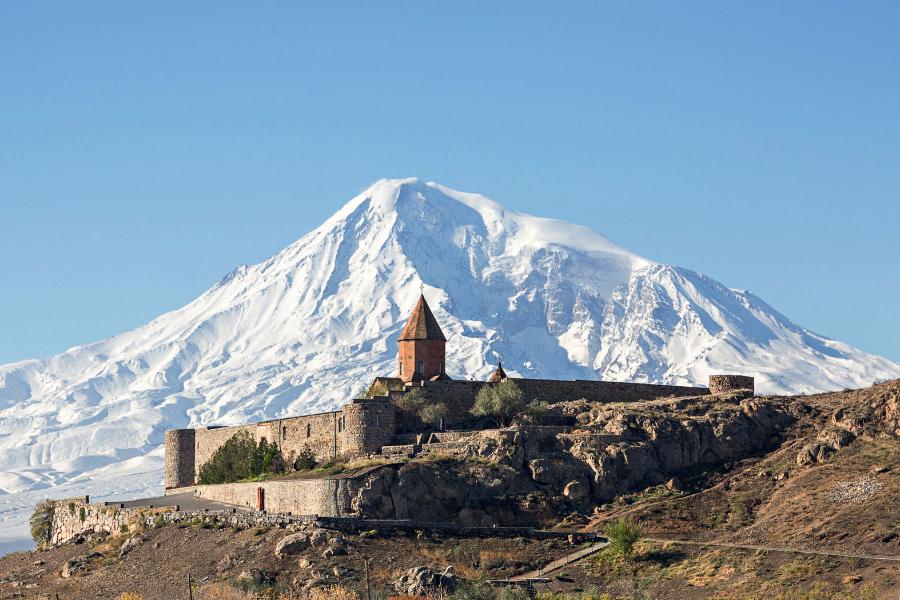 Klasztor na świętej górze Ararat w Armenii.
