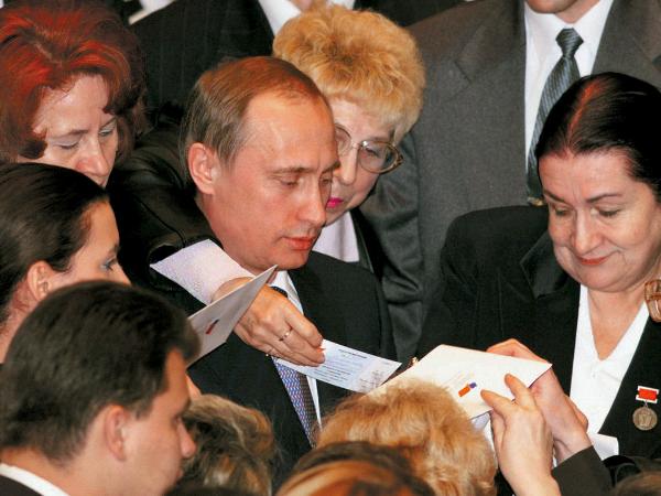 Prezydent rozdaje autografy nauczycielom...