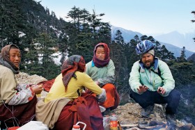 Wspólny posiłek z pielgrzymami idącymi do Lhasy.