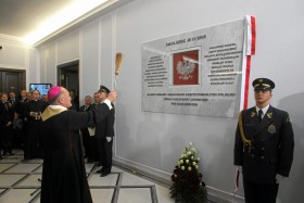 Pamiątkowa tablica z nazwiskami parlamentarzystów, którzy zginęli pod Smoleńskiem zawisła w Sejmie. Pośrodku umieszczono godło wydobyte z wraku roztrzaskanego tupolewa.