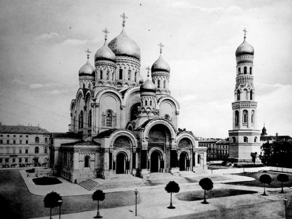 Cerkiew św. Aleksandra na pl. Saskim w Warszawie. Świątynia została zburzona w 1923 r.