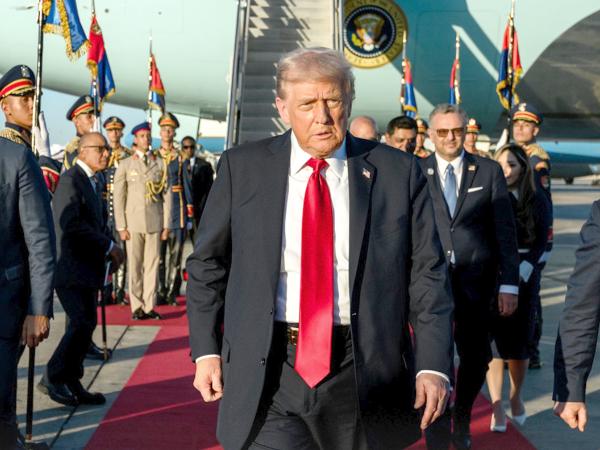 Donald Trump triumfuje po szczycie w Szarm el-Szejk.