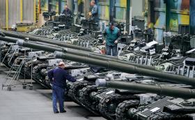 Produkcja czołgów Twardy w zakładach w Gliwicach.