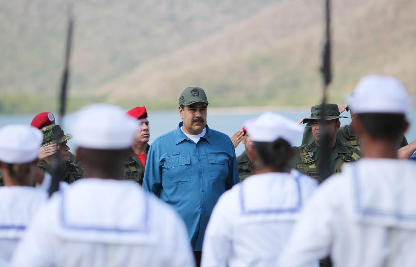 Nicolas Maduro w czasie ćwiczeń wojskowych w Turiamo