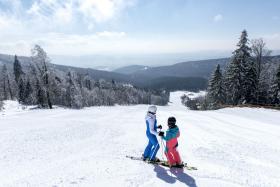 Na najmłodszych narciarzy czekają w Hochficht świetnie wyszkoleni instruktorzy, szerokie stoki i wiele innych atrakcji.