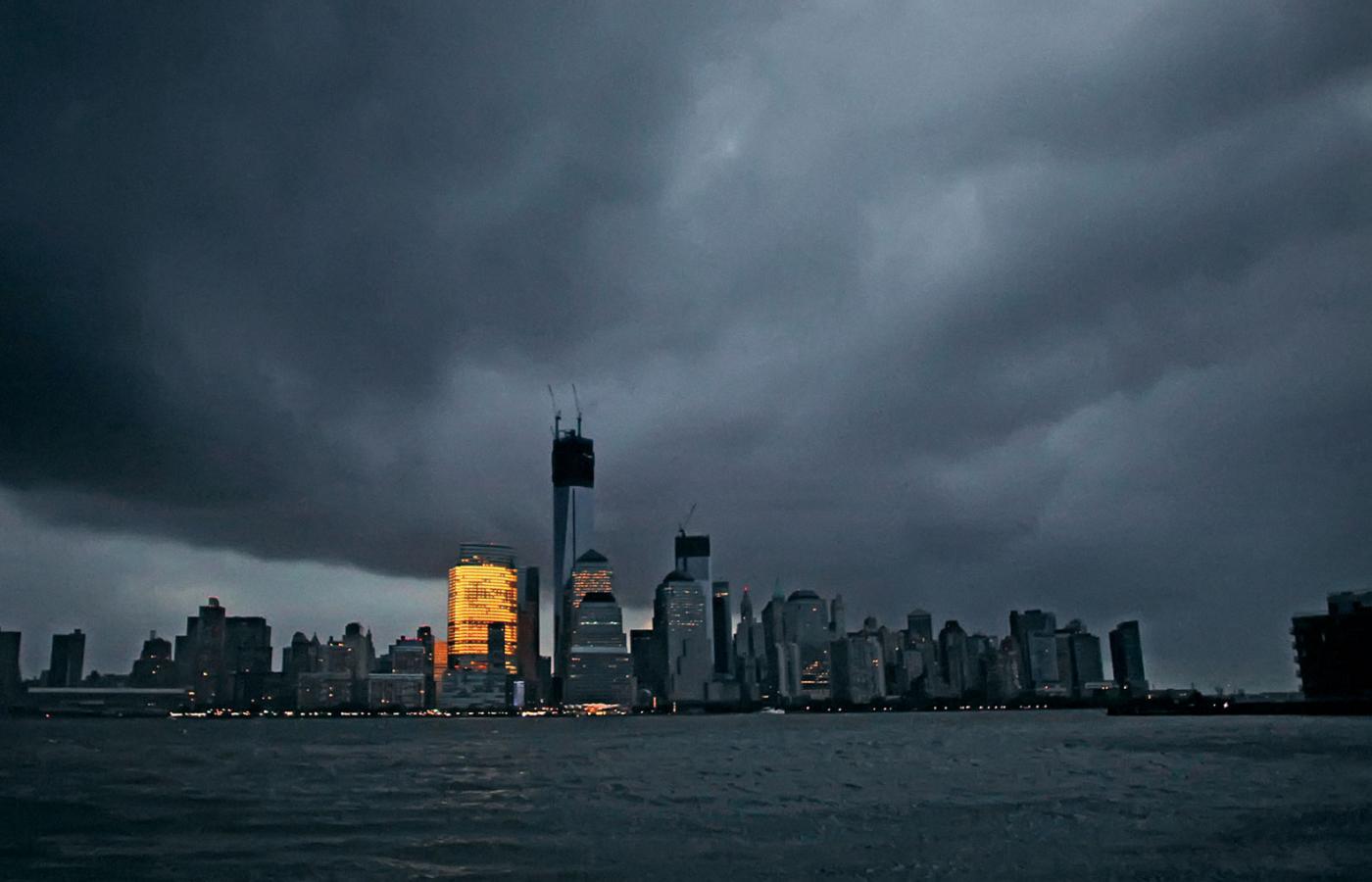 Manhattan pogrążony w ciemnościach po ataku Sandy.