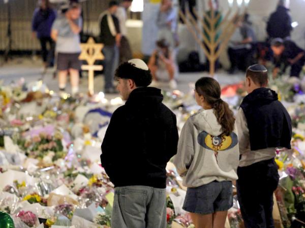 Żałoba po zamachu na plaży Bondi w Sydney, gdzie zginęło 15 osób.
