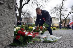 Krzysztof Brejza. Rocznik 1983. Doktor nauk prawnych, z drugim dyplomem ze stosunków międzynarodowych na Uniwersytecie Warszawskim. Od 2007 r. jest posłem na Sejm z ramienia Platformy Obywatelskiej. W poprzednich kadencjach zasiadał w Komisji Ustawodawczej, Komisji Sprawiedliwości i Praw Człowieka, a także w tzw. komisji śledczej ds. nacisków. Od 2012 r. przewodniczący PO w Powiecie Inowrocławskim. Obecnie członek komisji do Spraw Służb Specjalnych. Znany z nagrodzonego oklaskami przemówienia, w którym wypomniał wypowiedzi Beaty Szydło i Krystyny Pawłowicz. Broniły one wówczas zasady rotacyjności przewodnictwa w komisji do spraw służb. Przypomnijmy: PiS zniosło ten zapis.Wybrane wypowiedzi:• „Tak mają wyglądać kolejne cztery lata waszych prac? Bez ekspertyz, bez opinii? Czego się boicie?”• „To wprowadzanie takich parabiałoruskich standardów, bo na Białorusi kontrolę nad służbami sprawuje rząd i prezydent Łukaszenka” • „Pani premier powiedziała, że Polska nie jest krajem sprawiedliwym, że dba się tylko o tych, którzy mają wsparcie kancelarii. Ja dodam: Kancelarii Prezydenta”• „Na czele służb, jako wzór dla tysięcy funkcjonariuszy stosujących wrażliwe techniki pracy operacyjnej na co dzień, staje osoba skazana na więzienie za nadużycie władzy. Przykład idzie z góry”• „Smutne, że wracacie do zasady jednolitości władzy w Polsce, zasady narzuconej przez ustrój stalinowski”• „Bardzo przywiązujecie wagę do orzeczeń. Tak bardzo, że nie chcecie ich publikować”