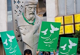 Protestujący widzą w Chomeinim swojego patrona