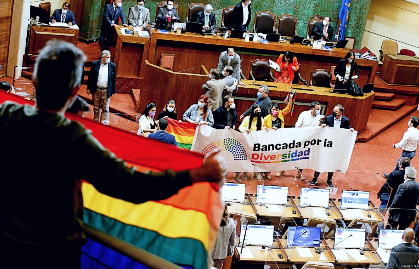 Chilijscy deputowani przegłosowali ustawę legalizującą małżeństwa jednopłciowe.