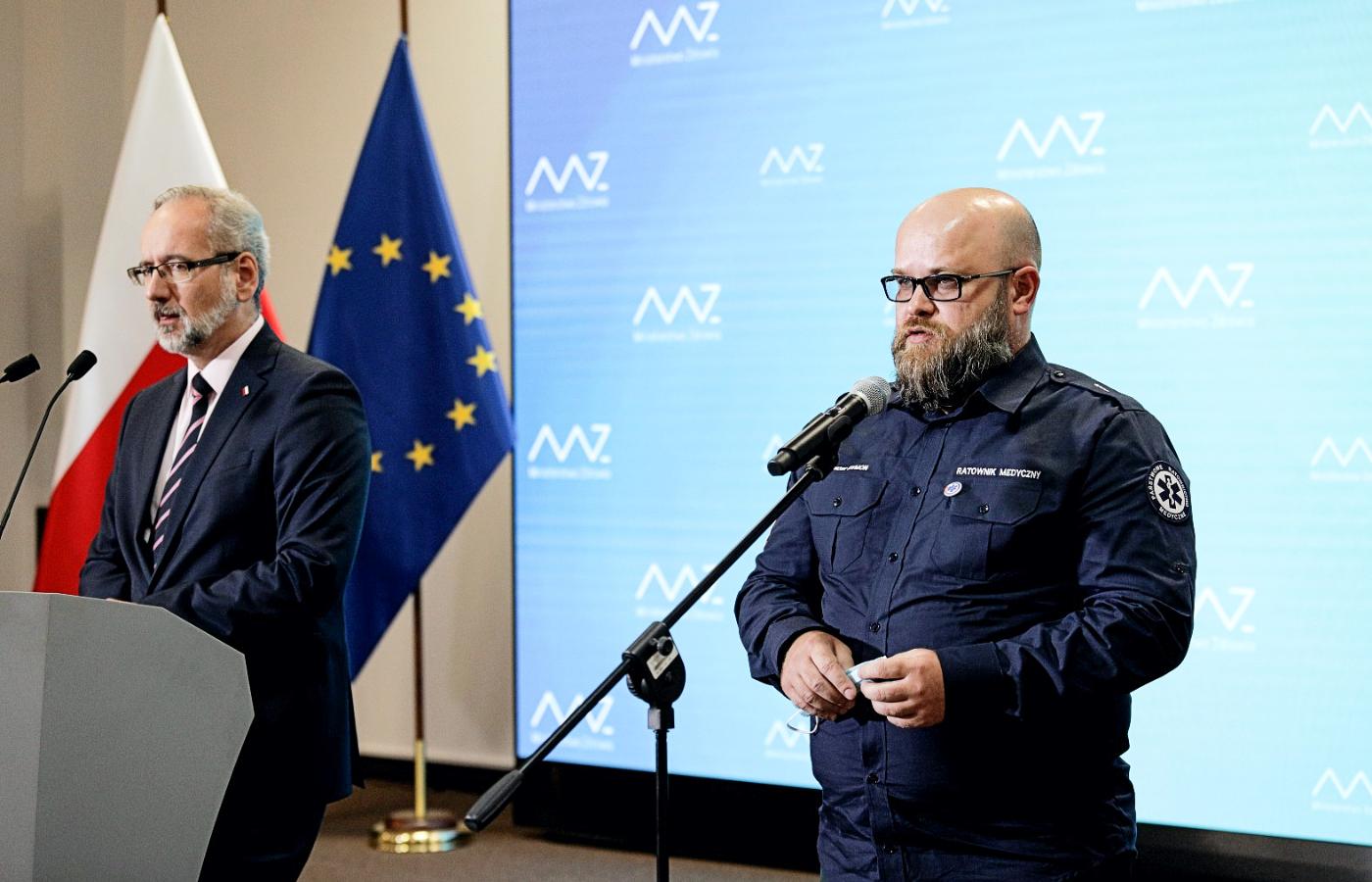Minister zdrowia Adam Niedzielski i przedstawiciel związku ratowników Piotr Dymon