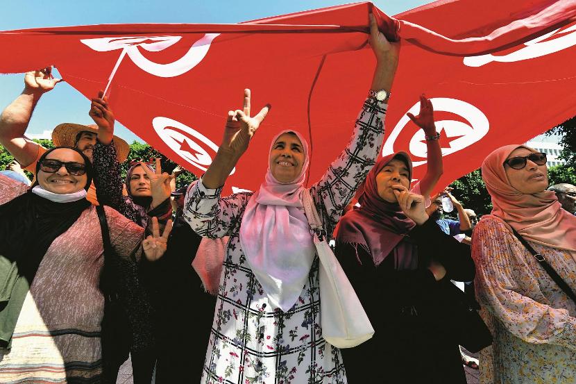 Protesty w Tunisie (na zdjęciu) i w innych miastach nie pomogły. W zbojkotowanym przez opozycję referendum 25 lipca przyjęto szerokie uprawnienia prezydenta. Wielu ludzi wciąż wierzy w silną władzę.