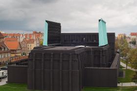 Gdański Teatr SzekspirowskiAutorzy: Renato Rizzi oraz Grupa Projektowa A.T.I., współpraca: Q‑Arch Sp. z o.o.Budynek nie wchodzi w dialog z otoczeniem. Pozostaje samotny. Proste geometryczne formy i wyrazista antracytowa cegła sprawiają, że gmach albo urzeka, albo odrzuca, ale z pewnością nie pozostawia obojętnym.