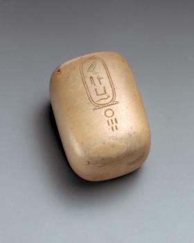 Odważnik o wadze 5 debenów (podstawowa jednostka wagi, 1 deben to ok. 91 g) z kartuszem króla Userkafa, czasy Starego Państwa.