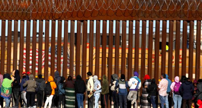 Szok w obozie zwolenników Joe Bidena i złośliwą satysfakcję jego przeciwników wywołała decyzja prezydenta, aby kontynuować budowę „muru” na granicy z Meksykiem.