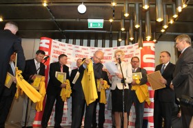 Walory politycznej koszulki próbuje ocenić także jej kolejny nowy właściciel, Marek Borowski z Socjaldemokracji Polskiej