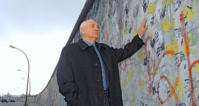 Michaił Gorbaczow przy murze berlińskim, 1998 r.